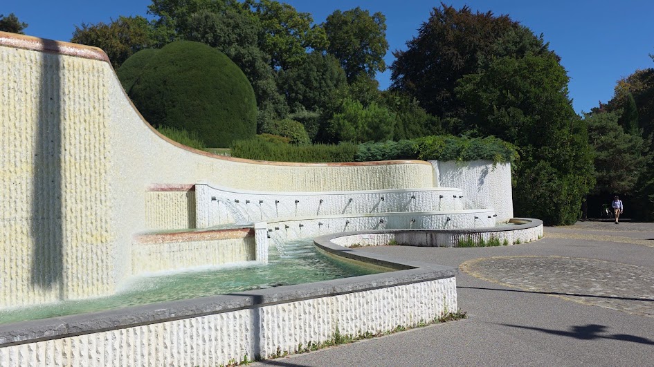 Brunnen und Architektur in Lausanne
